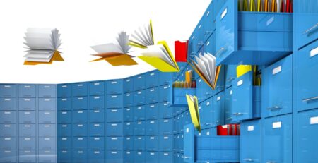 Archivos y libros volando entre archivadores azules, simbolizando organización y gestión eficiente de la información de marcas